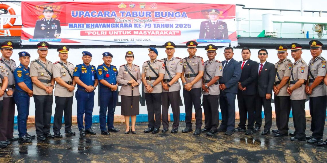 Polres Bintan Ziarah dan Tabur Bunga di Laut Dalam Rangka Hari Bhayangkara ke 79