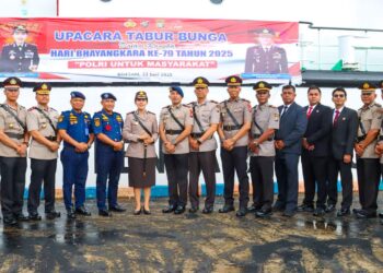 Polres Bintan Ziarah dan Tabur Bunga di Laut Dalam Rangka Hari Bhayangkara ke 79