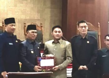 Bupati Anambas Serahkan Ranperda Pertanggungjawaban APBD 2024 kepada DPRD