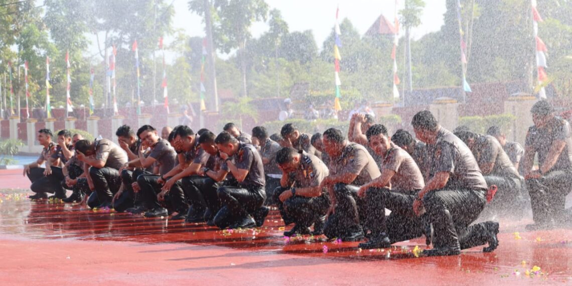 Kapolres Bintan Pimpin Langsung Upacara Kenaikan Pangkat 41 Personil