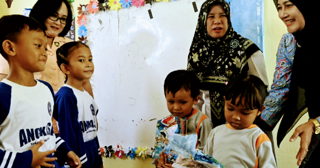 Ketua Yasarini Cabang Lanud RSA Bagikan Buku dan Alat Tulis untuk Anak-anak Pengadah