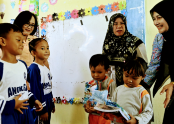 Ketua Yasarini Cabang Lanud RSA Bagikan Buku dan Alat Tulis untuk Anak-anak Pengadah