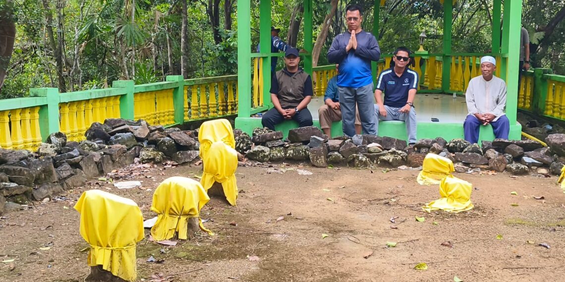 Ziarah Makam Keramat di Kure Siantan, Bupati Anambas Aneng Panjatkan Doa