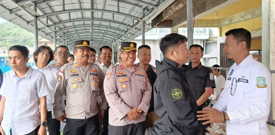 Pelukan Hangat Ketua APDESI Anambas, Aryadi Hantar Keberangkatan Kapolres Anambas Pindah Tugas