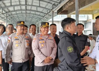 Pelukan Hangat Ketua APDESI Anambas, Aryadi Hantar Keberangkatan Kapolres Anambas Pindah Tugas