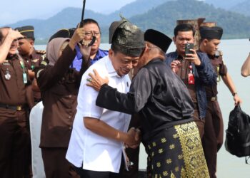 Kepala Kejaksaan Tinggi Kepulauan Riau (Kajati Kepri) Teguh Subroto, S.H., M.H., saat tiba dan disambut oleh Bupati, Forkopimda dan tokoh masyarakat saat melakukan Kunjungan Kerja di Kabupaten Lingga dalam agenda Focus Group Discussion (FGD) Jaksa Garda Desa (Jaga Desa) yang digelar oleh Pemerintah Kabupaten Lingga di Gedung Daerah Lingga