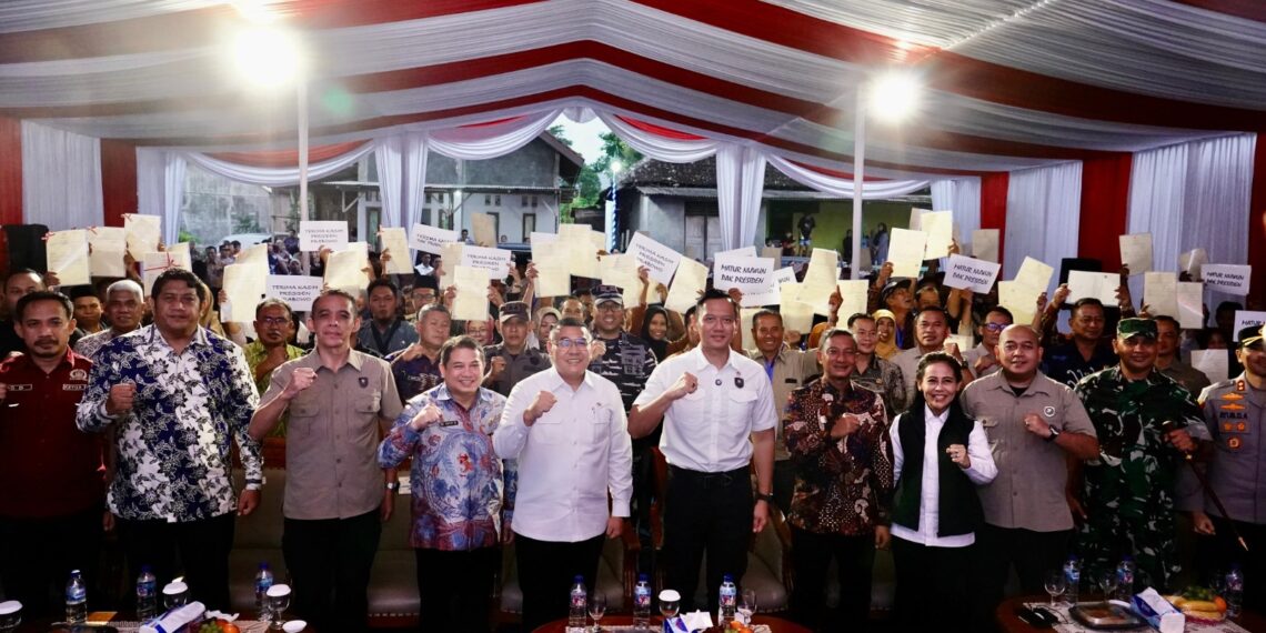 Lampaui Target Penyelesaian PTSL, Menko AHY dan Wamen Ossy Serahkan Langsung Sertipikat Masyarakat Kabupaten Pacitan