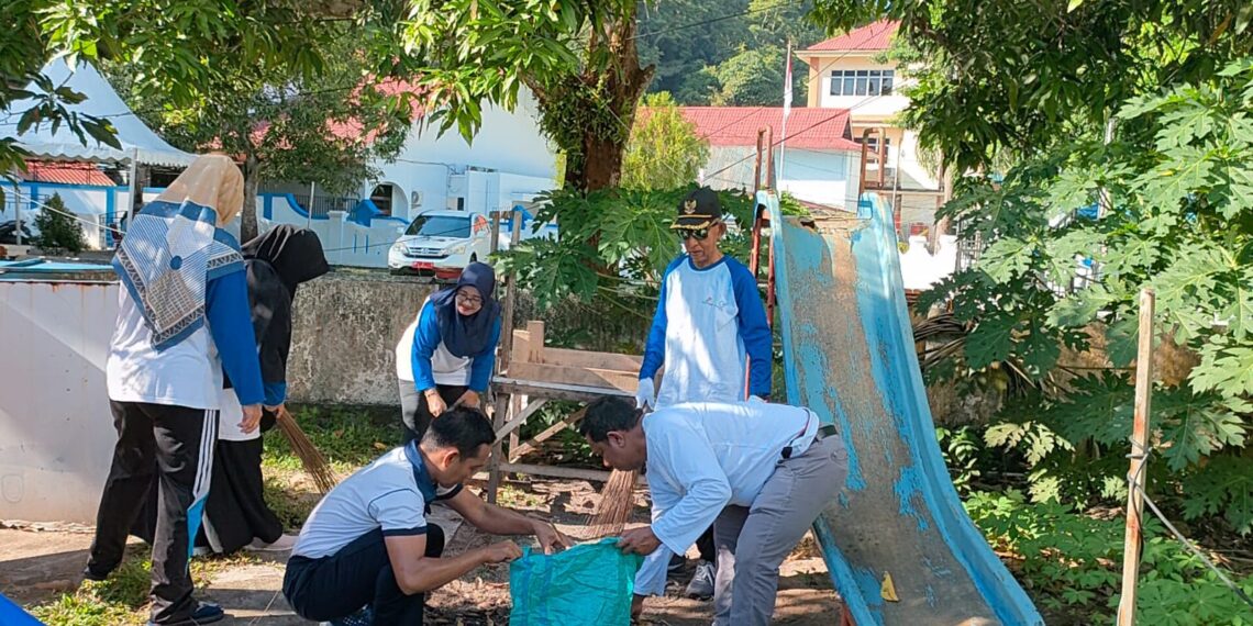 Lurah Tarempa Syamsir Pimpin Kegiatan Goro “Jum’at Berlian” di Taman Bermadah