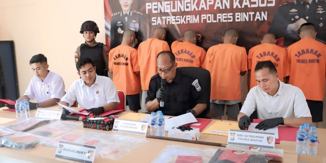 Polres Bintan Amankan Empat Orang Pria yang Asyik Bermain Judi