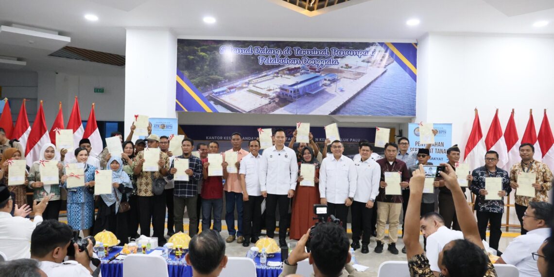 Serahkan 160 Sertipikat Tanah kepada Pemda dan Masyarakat Sulteng, Wamen Ossy Tekankan Bentuk Komitmen Negara Hadirkan Kepastian Hukum