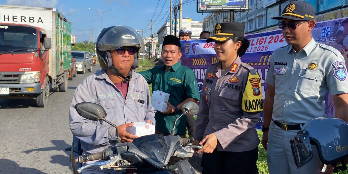 Polres Bintan Gelar Jumat Berkah dengan Berbagi Makanan ke Pengendara