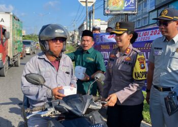 Polres Bintan Gelar Jumat Berkah dengan Berbagi Makanan ke Pengendara
