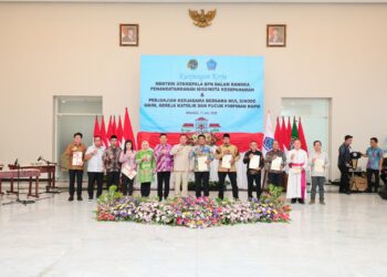 Serahkan Sertipikat di Sulut, Menteri Nusron Komitmen pada Era Presiden Prabowo PR di Bidang Pertanahan Harus Selesai