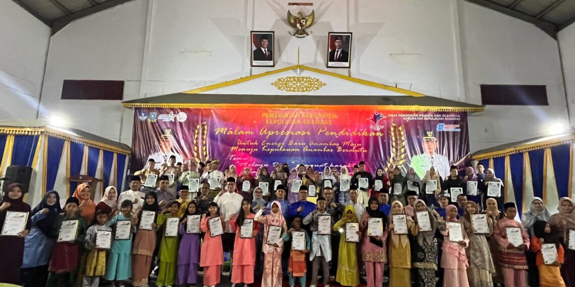 Aryadi, Kades Mubur Dapatkan Penghargaan di malam Anugrah Pendidikan