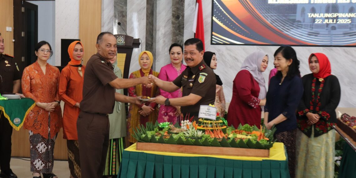 Kejati Kepri Peringati HBA ke-65 dengan Doa Bersama dan Pemotongan Tumpeng