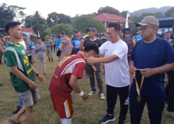 Bupati Anambas Serahkan Piala Juara Turnamen Desa Payalaman, Tegaskan Pentingnya Semangat Kompetisi