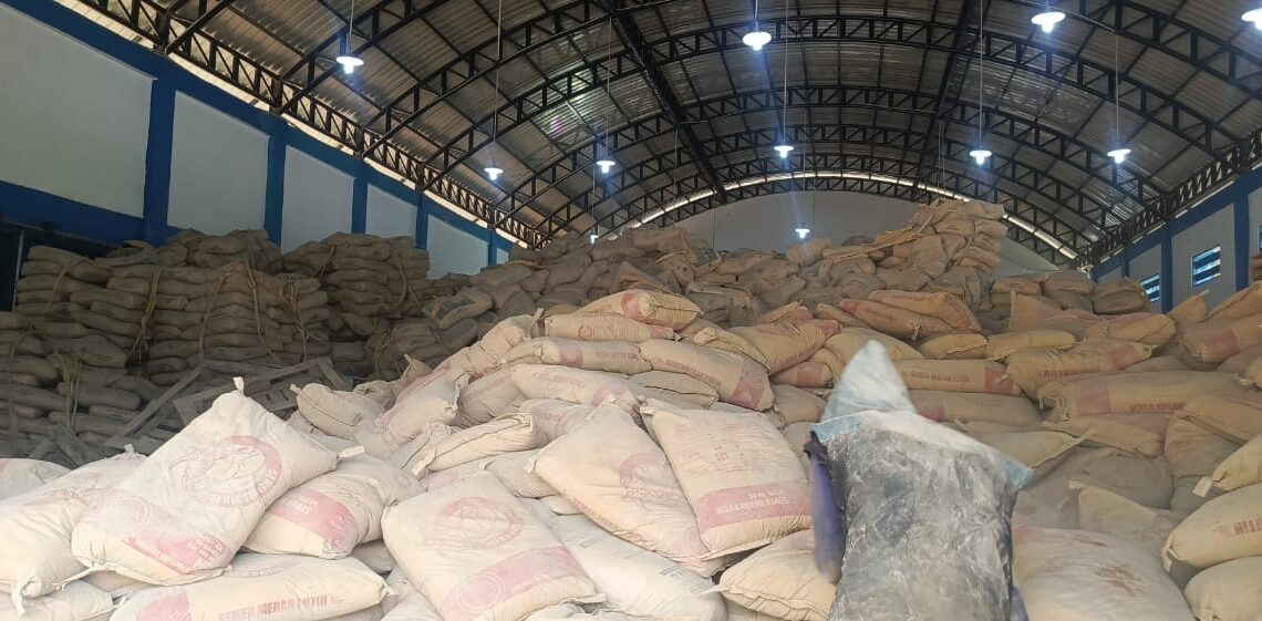 Tumpukan ribuan zak semen di dalam gudang logistik