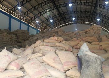 Tumpukan ribuan zak semen di dalam gudang logistik