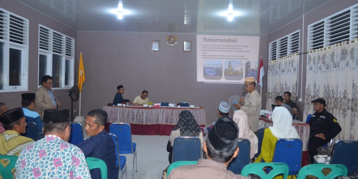 Dr. H. Amirudin, MPA saat menyampaikan presentasi hasil temuan penelitian