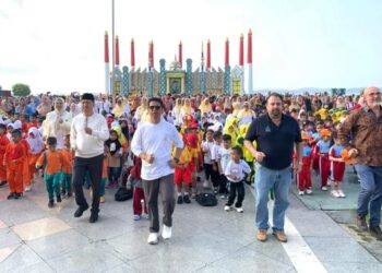 Bupati Karimun dan perwakilan dari PT Saipem joget bersama anak-anak TK di Coastal Area
