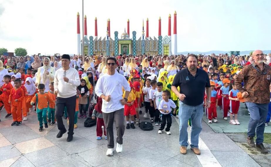 Bupati Karimun dan perwakilan dari PT Saipem joget bersama anak-anak TK di Coastal Area