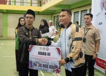 Bupati Karimun menyerahkan hadiah kepada salah satu Atlet yang meraih juara