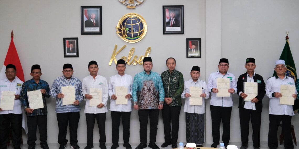 Serahkan 11 Sertipikat Tanah Wakaf untuk PCNU Kalimantan Selatan, Menteri Nusron Dorong Kolaborasi Lintas Organisasi Keagamaan