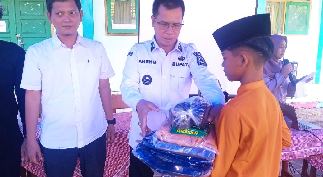 Bupati Anambas Aneng saat serahkan Baju Sekolah kepada Murid MTs Al-Ma'arif.