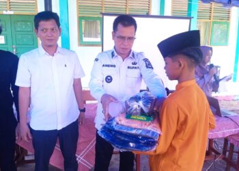 Bupati Anambas Aneng saat serahkan Baju Sekolah kepada Murid MTs Al-Ma'arif.