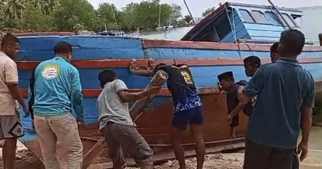 Pompong milik Suhardi alias Katon Saat di naikan ke daratan oleh sekelompok masyarakat berdasarkan surat pemberitahuan oleh kepala desa Kadur