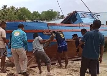 Pompong milik Suhardi alias Katon Saat di naikan ke daratan oleh sekelompok masyarakat berdasarkan surat pemberitahuan oleh kepala desa Kadur