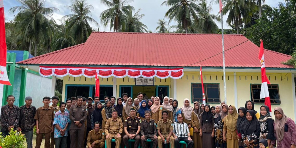 Foto bersama, Kajari Anambas bersama aparatur desa dan masyarakat air biru usai kegiatan.