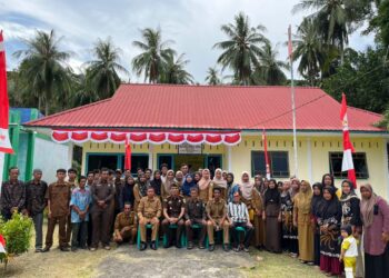 Foto bersama, Kajari Anambas bersama aparatur desa dan masyarakat air biru usai kegiatan.