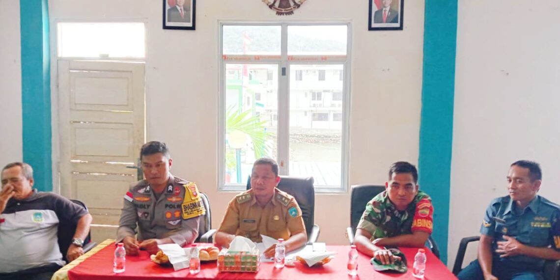 Lurah Tarempa saat memimpin rapat pembentukan Panitia HUT RI ke 80 tingkat Kelurahan Tarempa