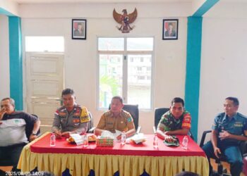 Lurah Tarempa saat memimpin rapat pembentukan Panitia HUT RI ke 80 tingkat Kelurahan Tarempa