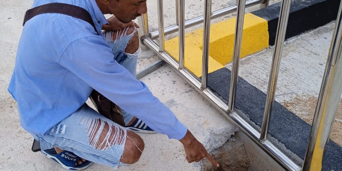 Fendi, warga Desa Kuala Maras saat melihat ruas jalan yang jebol tetapi proyeknya belum kelar