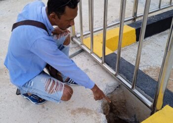 Fendi, warga Desa Kuala Maras saat melihat ruas jalan yang jebol tetapi proyeknya belum kelar