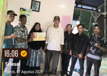 Pemdes Mampok Salurkan BLT DD Bulan Juli 2025 Secara Door to Door