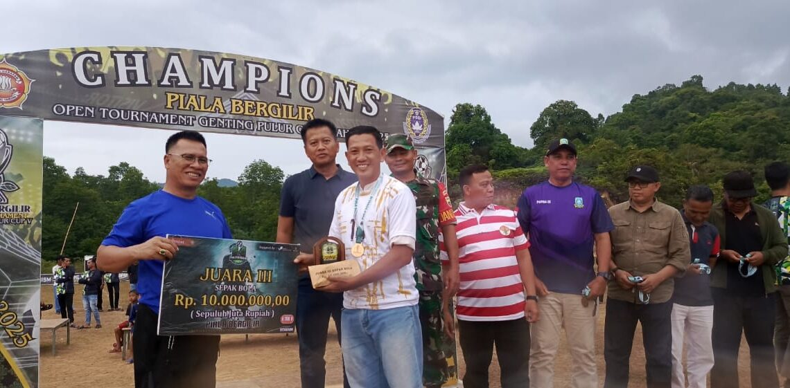 Tutup Turnamen Genting Pulur Cup V, Aneng Serahkan Piala Bergilir