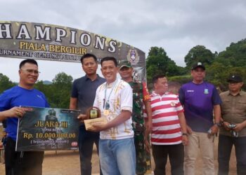 Tutup Turnamen Genting Pulur Cup V, Aneng Serahkan Piala Bergilir