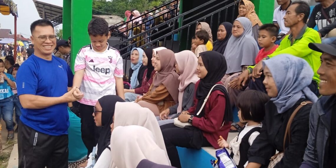 Bupati Aneng Sapa Penonton dan sempatkan Berfoto bersama Makmak di Acara Penutupan Turnamen Genting Pulur