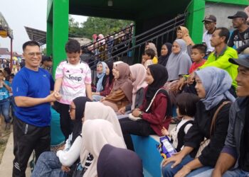 Bupati Aneng Sapa Penonton dan sempatkan Berfoto bersama Makmak di Acara Penutupan Turnamen Genting Pulur