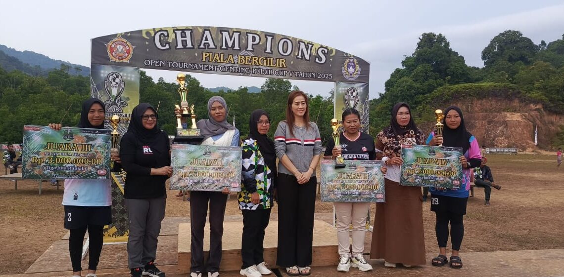 Tim Girls SCV Sunggak Raih Juara Turnamen Sepak Bola Wanita Genting Pulur, Istri Bupati Serahkan Piala
