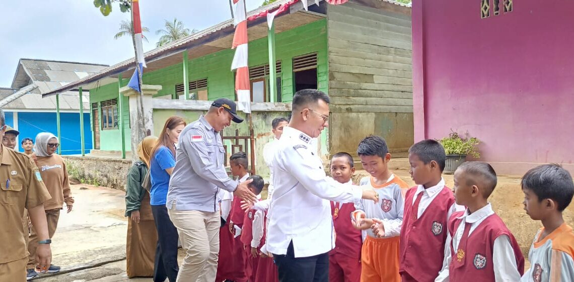Sambutan Bupati dan rombongan tiba di SDN 001 Keramut di Sambut oleh siswa-siswi dan guru