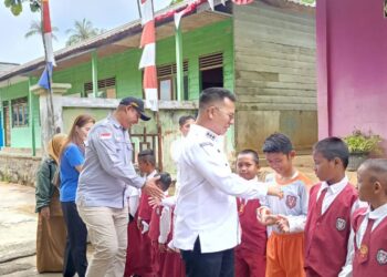 Sambutan Bupati dan rombongan tiba di SDN 001 Keramut di Sambut oleh siswa-siswi dan guru
