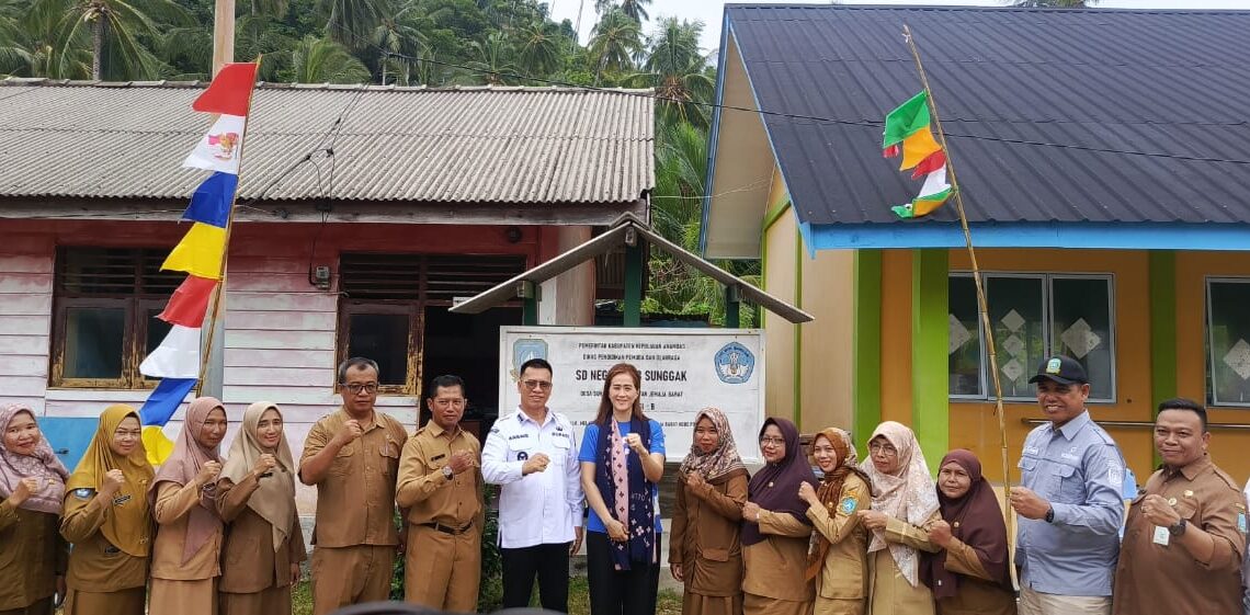 Kunker ke Jemaja Berat, Bupati Anambas Aneng Instruksikan Perbaikan Sekolah yang Rusak