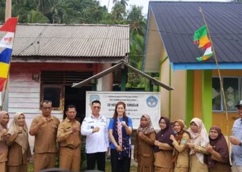 Kunker ke Jemaja Berat, Bupati Anambas Aneng Instruksikan Perbaikan Sekolah yang Rusak 