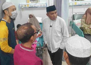 Keterangan foto : wakil Bupati (Wabup) Karimun, Rocky Marciano Bawole (peci hitam) melakukan sidak ke Rumah Sakit Umum Daerah (RSUD) HM Sani Karimun, Jumat (1/8/2025).