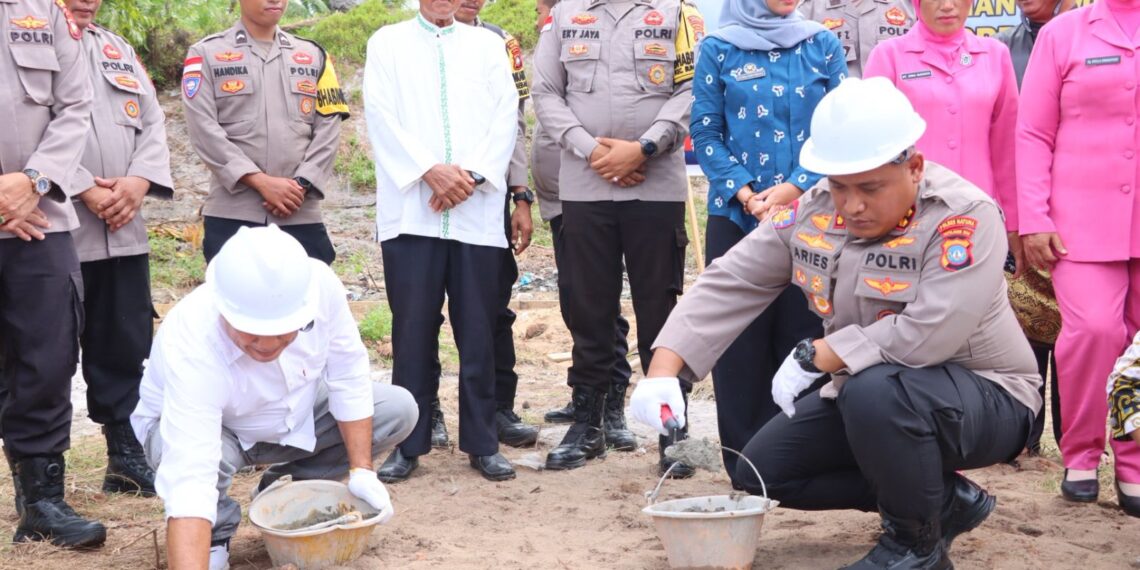 Kapolres Natuna AKBP Novyan Aries Efendie, S.H., S.I.K., M.M., M.Tr.Opsla memimpin peletakan batu pertama pembangunan Satuan Pelayanan Pemenuhan Gizi (SPPG) di Jalan Batu Ungun, Desa Limau Manis, Kecamatan Bunguran Timur Laut