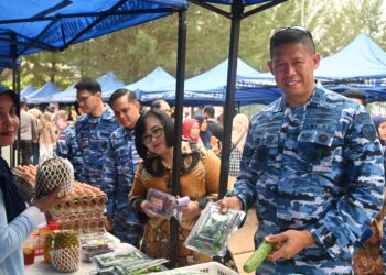 Komandan Lanud RSA, Kolonel Pnb I Ketut Adiyasa Ambara bersama Ketua PIA Ardhya Garini Cabang 17/D.I, Ny. Dewi I Ketut Adiyasa, turut meninjau langsung bazar